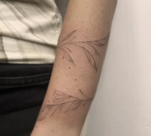 Tatuaje de línea fina en Pamplonarealizado en Nebula Tattoo Studio Tatuaje de línea fina en Pamplonarealizado en Nebula Tattoo Studio